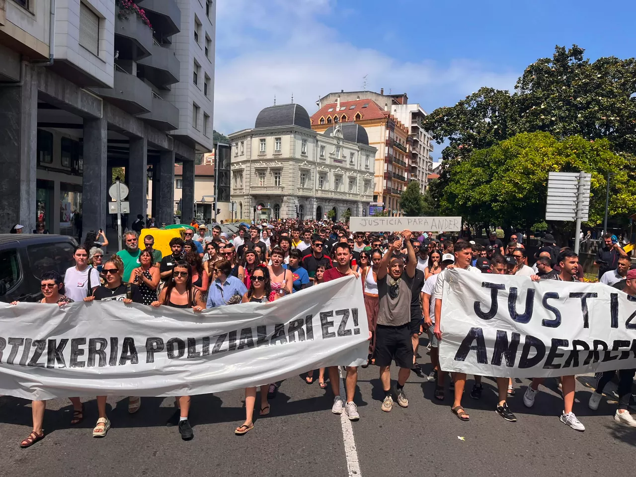 Bortizkeria polizialaren aurkako protesta egin dute ehunka lagunek Santurtzin, Ezkerraldeko eragileek deituta
