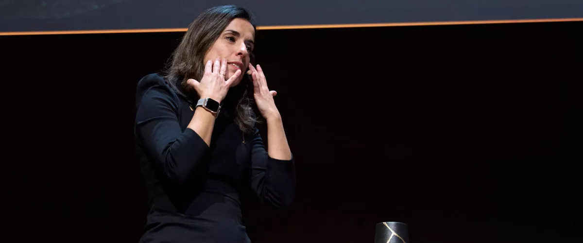 VITORIA, 21/02/2026.- La vicepresidenta de la Fundación Fernando Buesa e hija del político socialista asesinado por ETA, Sara Buesa (en la imagen), y Alejandro Ruiz-Huerta, sobreviviente del atentado contra los abogados de Atocha en 1977, participan en el acto en memoria del atentado de 2000 en el que también fue asesinado el ertzaina Jorge Díez, hoy sábado en Vitoria. EFE/ L. Rico
