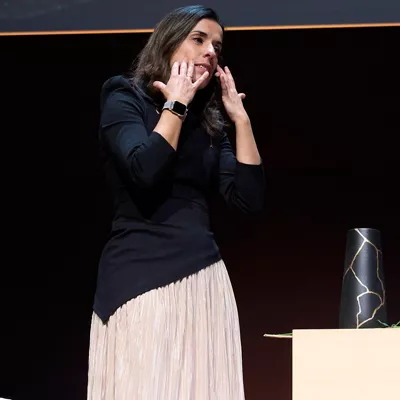 VITORIA, 21/02/2026.- La vicepresidenta de la Fundación Fernando Buesa e hija del político socialista asesinado por ETA, Sara Buesa (en la imagen), y Alejandro Ruiz-Huerta, sobreviviente del atentado contra los abogados de Atocha en 1977, participan en el acto en memoria del atentado de 2000 en el que también fue asesinado el ertzaina Jorge Díez, hoy sábado en Vitoria. EFE/ L. Rico
