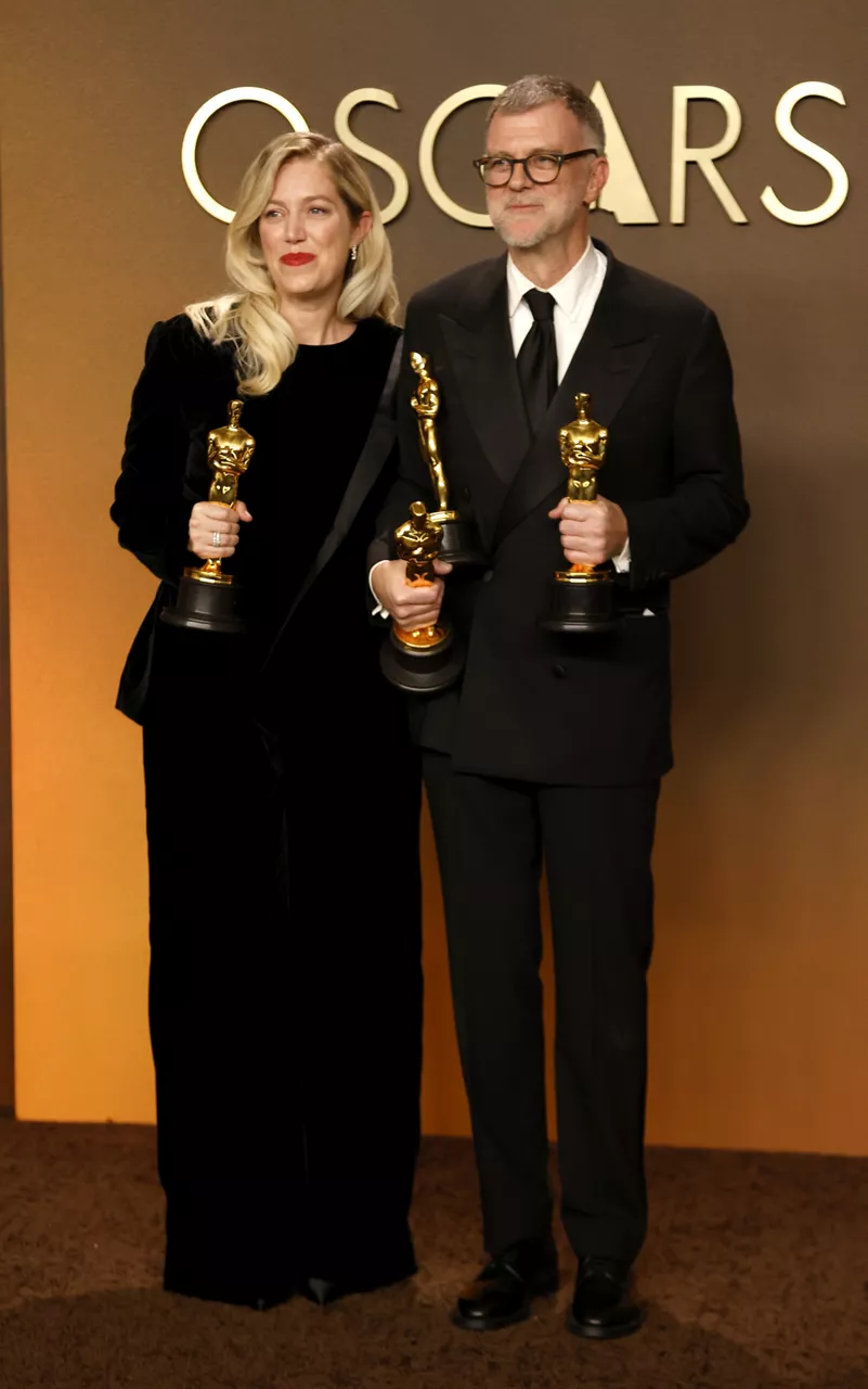 Los Angeles (United States), 16/03/2026.- Producer Sara Murphy and Paul Thomas Anderson, winner of the Best Adapted Screenplay, Best Director and Best Picture Awards for “One Battle After Another” pose in the press room during the the 98th annual Academy Awards ceremony at the Dolby Theatre in Los Angeles, California, USA, 15 March 2026. EFE/EPA/JILL CONNELLY
