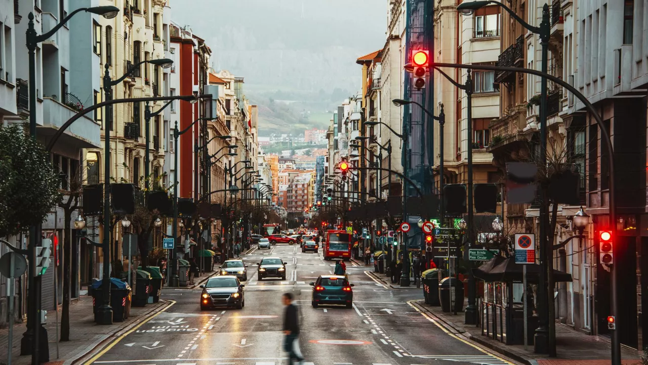 Euskadiko eta Nafarroako turismoek 12 urteko antzinatasuna dute, batez beste. Ohiko errekuntzak (diesela edo gasolina) nagusitzen dira, eta ibilgailu elektrikoen kopurua oso txikia da (% 2tik beherakoa). 