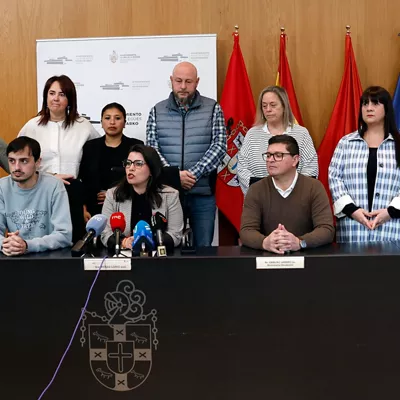 GRAFCAV082. SARRIGUREN, 21/02/2026.- El Ayuntamiento del Valle de Egüés, "ante el homicidio y la grave agresión ocurrida ayer 20 de febrero en Sarriguren, donde dos mujeres fueron víctimas, una de ellas asesinada presuntamente por su marido, en un caso de violencia machista y la otra herida de gravedad", ha expresado su "máxima repulsa y más profunda indignación". Así se recoge en una declaración institucional, leída ante los medios de comunicación por la alcaldesa, Xuriñe Peñas, tras la Junta de Portavoces reunida de urgencia tras conocerse el crimen. EFE/ Jesús Diges
