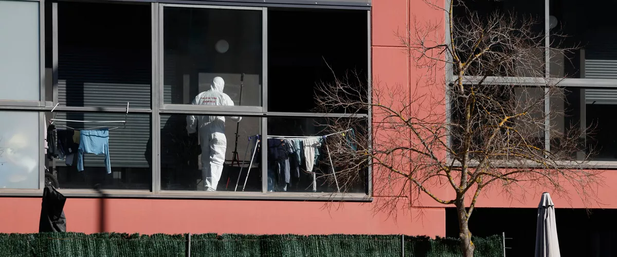 GRAFCAV092. SARRIGUREN, 21/02/2026.-Efectivos de la Policía Judicial de la Policia Foral n el piso donde ayer dos mujeres fueron víctimas, una de ellas asesinada presuntamente por su marido, en un caso de violencia machista y la otra herida de gravedad. El Ayuntamiento del Valle de Egüés, ha expresado su "máxima repulsa y más profunda indignación". Así se recoge en una declaración institucional, leída ante los medios de comunicación por la alcaldesa, Xuriñe Peñas, tras la Junta de Portavoces reunida de urgencia tras conocerse el crimen. EFE/ Jesús Diges

