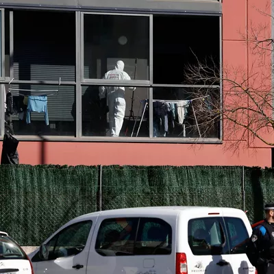 GRAFCAV092. SARRIGUREN, 21/02/2026.-Efectivos de la Policía Judicial de la Policia Foral n el piso donde ayer dos mujeres fueron víctimas, una de ellas asesinada presuntamente por su marido, en un caso de violencia machista y la otra herida de gravedad. El Ayuntamiento del Valle de Egüés, ha expresado su "máxima repulsa y más profunda indignación". Así se recoge en una declaración institucional, leída ante los medios de comunicación por la alcaldesa, Xuriñe Peñas, tras la Junta de Portavoces reunida de urgencia tras conocerse el crimen. EFE/ Jesús Diges
