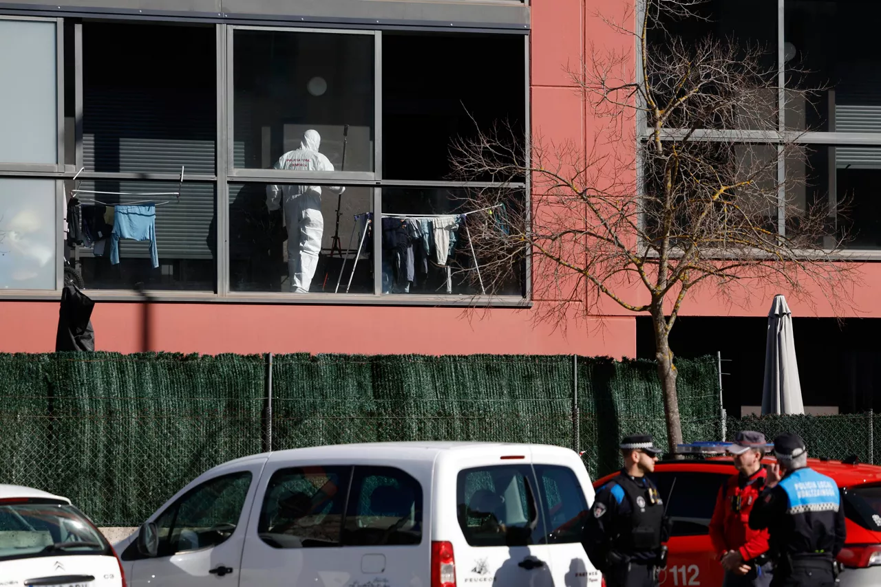 GRAFCAV092. SARRIGUREN, 21/02/2026.-Efectivos de la Policía Judicial de la Policia Foral n el piso donde ayer dos mujeres fueron víctimas, una de ellas asesinada presuntamente por su marido, en un caso de violencia machista y la otra herida de gravedad. El Ayuntamiento del Valle de Egüés, ha expresado su "máxima repulsa y más profunda indignación". Así se recoge en una declaración institucional, leída ante los medios de comunicación por la alcaldesa, Xuriñe Peñas, tras la Junta de Portavoces reunida de urgencia tras conocerse el crimen. EFE/ Jesús Diges
