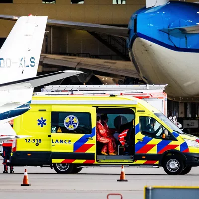 SCHIPHOL (Netherlands), 06/05/2026.- Ambulances arrive at Schiphol-East airport for three medical evacuees from the cruise ship MV Hondius in Schiphol, Netherlands, 06 May 2026. According to the World Health Organization (WHO), three suspected hantavirus case patients have been evacuated from the ship, anchored off the coast of Praia in Cape Verde, and are on their way to receive medical care in the Netherlands in coordination with WHO. (Cabo Verde, Países Bajos; Holanda) EFE/EPA/JEFFREY GROENEWEG
