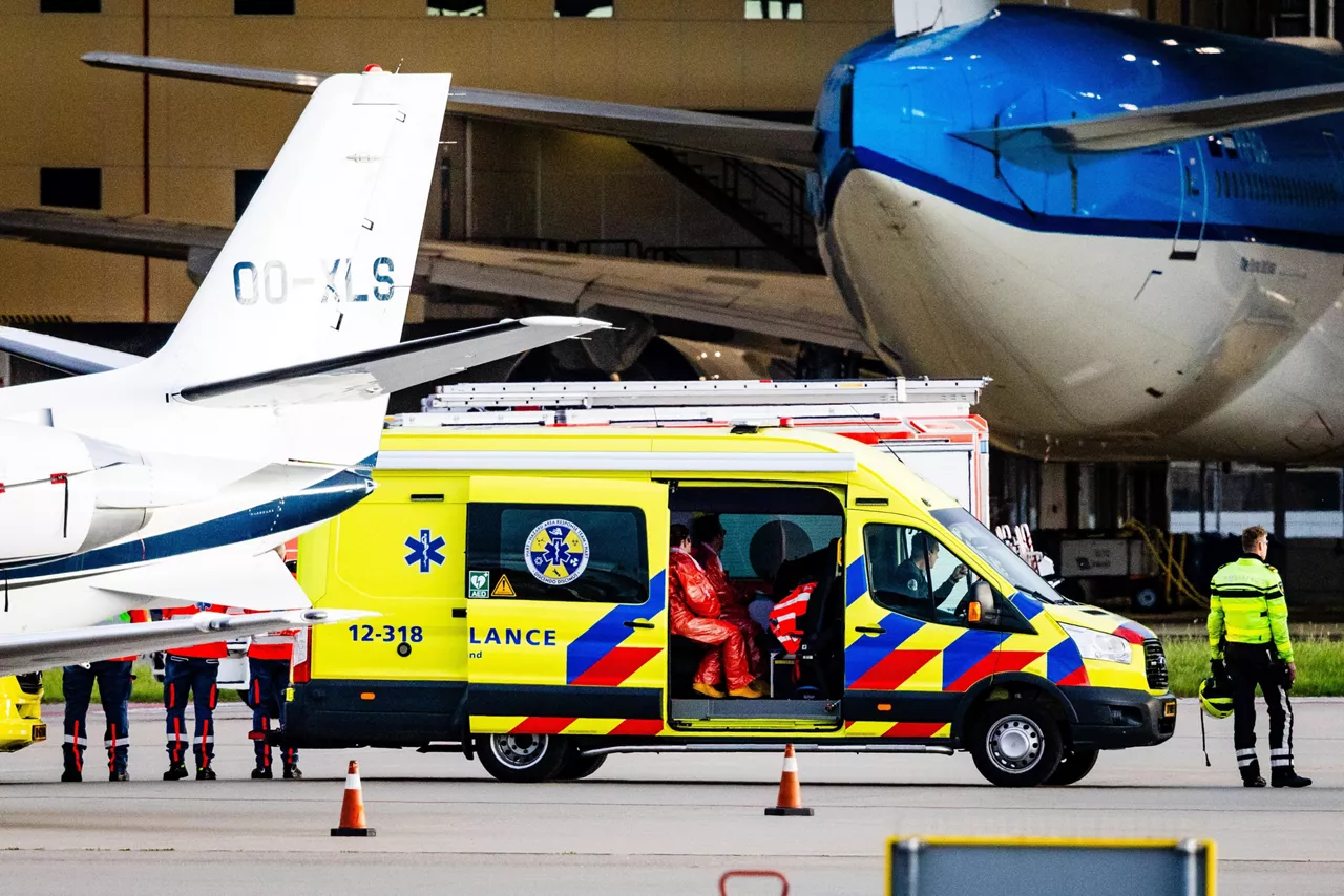 SCHIPHOL (Netherlands), 06/05/2026.- Ambulances arrive at Schiphol-East airport for three medical evacuees from the cruise ship MV Hondius in Schiphol, Netherlands, 06 May 2026. According to the World Health Organization (WHO), three suspected hantavirus case patients have been evacuated from the ship, anchored off the coast of Praia in Cape Verde, and are on their way to receive medical care in the Netherlands in coordination with WHO. (Cabo Verde, Países Bajos; Holanda) EFE/EPA/JEFFREY GROENEWEG

