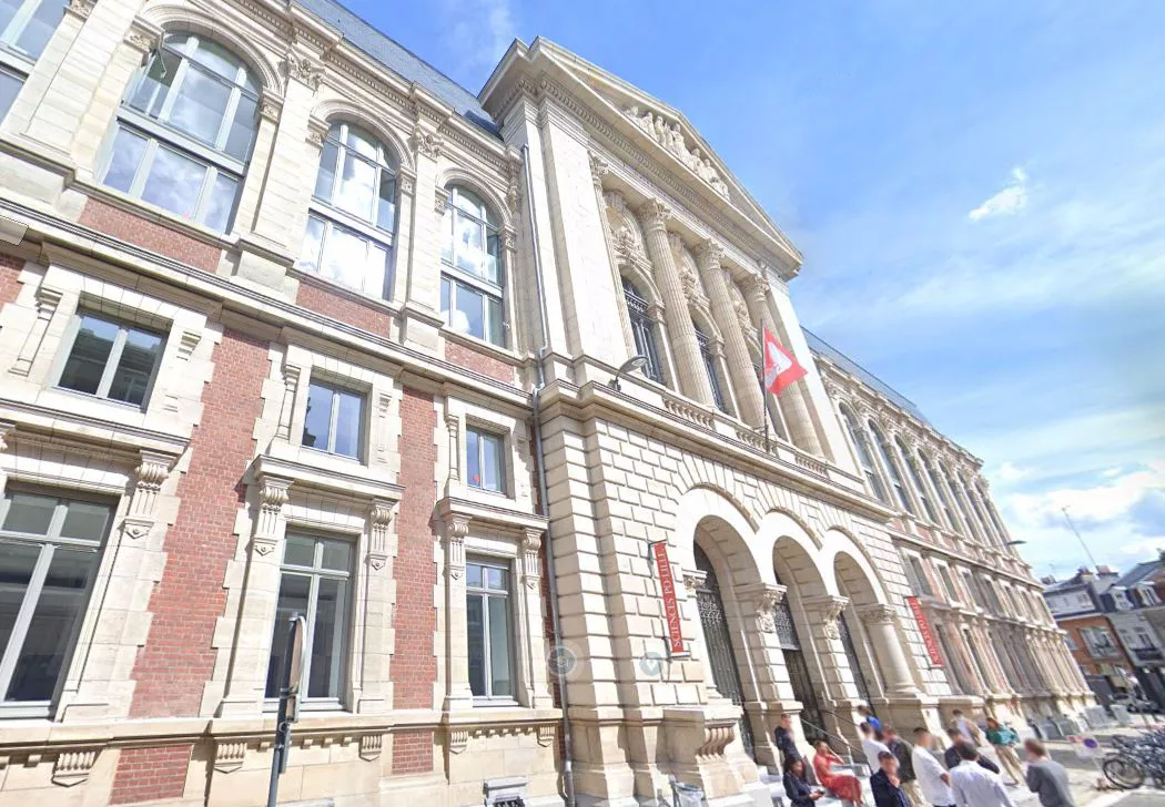 Francia ha anunciado la expulsión este domingo de una estudiante de Gaza que había llegado con una beca pública para la facultad de Ciencias Políticas de Lille por mensajes antisemitas que había colgado en redes sociales, un caso que ha llevado a congelar la acogida de estudiantes de ese territorio palestino.