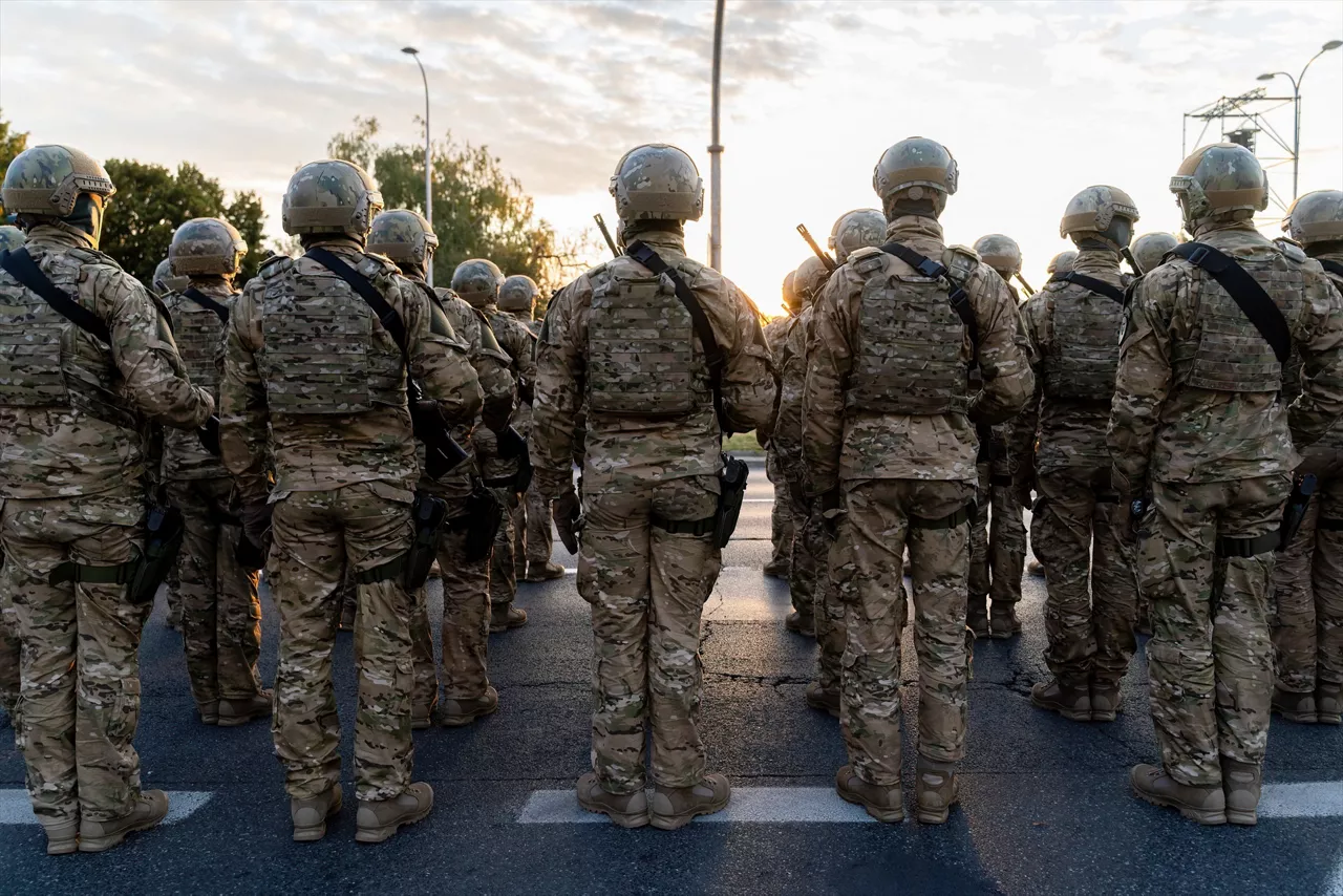 (Foto de ARCHIVO)

August 11, 2024, Warsaw, Poland: NIL Military Unit commandos seen during a rehearsal for the National Army Day, celebrated annually on August 15. Minister of National Defense of the Republic of Poland Wladyslaw Kosiniak-Kamysz held a press conference after the rehearsal of the upcoming military parade, which will be attended by over 2,500 soldiers from all branches of the Polish Armed Forces. The event will be attended by 86 warrant officers and almost 100 soldiers from allied forces, including representatives of the United States, Great Britain and Romania, as well as delegations from Eurocorps and the NATO Joint Force Training Center. The parade will showcase several modern military assets, including air shows with the participation of multiple aircraft and 220 units of the most modern equipment currently in service with the Polish Army. Among the highlights are the K2 Black Panther, a new generation Korean tank; Krab, a Polish 155 mm self-propelled howitzer; Kleszcz reconnaissance vehicle; Rak 120 mm self-propelled mortar; The K9 Thunder, a Korean self-propelled howitzer on a tracked chassis; the Rosomak, a domestically produced wheeled armored personnel carrier; the M1A1FEP Abrams, a modified tank for the Polish Army; the Himars missile launcher; the ?mija light reconnaissance vehicle; the Patriot medium-range air defense system; the Mala Narew short-range anti-aircraft missile system; the Borsuk IFV, a Polish infantry fighting vehicle; the Baobab-K, an automated Polish mine-laying vehicle; and the Black Hawk multi-purpose helicopter, used for transport and battlefield support.



Europa Press/Contacto/Marek Antoni Iwanczuk

11/8/2024