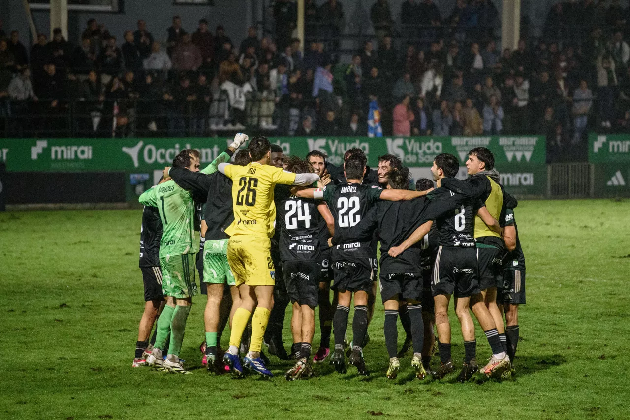 SESTAO (BIZKAIA), 27/10/2026.- Los jugadores del Sestao celebran la victoria, al término del partido de la primera ronda de la Copa del Rey que Sestao River y RCD Espanyol han disputado este martes en el estadio de Las Llanas. EFE/Javier Zorrilla
