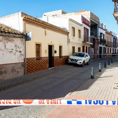EL VISO DE ALCOR (SEVILLA), 07/12/2025.- Precinto de la Policía Local que limita el acceso a la vivienda de la localidad sevillana de El Viso de Alcor en la que anoche fue hallada muerta una mujer, a primera hora de este domingo. El Ayuntamiento de El Viso del Alcor (Sevilla) ha hecho un llamamiento a los vecinos para guardar un minuto de silencio este domingo ante las puertas del Consistorio, en memoria de la mujer hallada muerta anoche en una vivienda de la localidad, un suceso que se investiga como un posible asesinato machista. EFE/David Arjona
