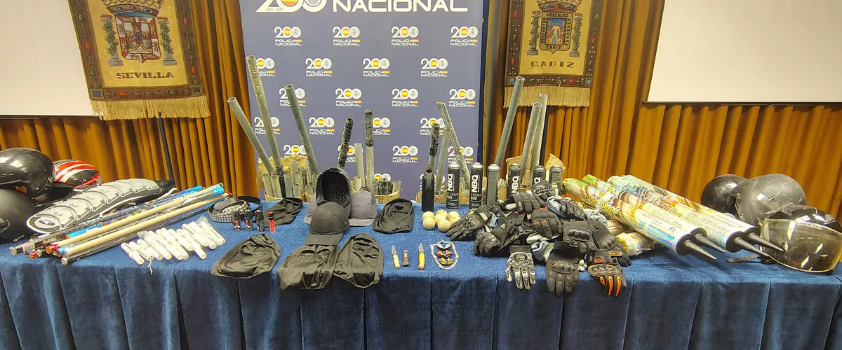 Sevilla, 18/04/2026.- La Policía Nacional ha identificado a 91 personas en el marco del dispositivo especial con motivo de la final de la Copa del Rey Mapfre que disputan este sábado en Sevilla el Atlético de Madrid y la Real Sociedad, y ha intervenido una gran cantidad de objetos contundentes entre cuchillos, palos, cadenas, pasamontañas y hasta 95 barras de hierro. EFE/Policía Nacional -SÓLO USO EDITORIAL/SOLO USO PERMITIDO PARA ILUSTRAR LA NOTICIA QUE APARECE EN EL PIE DE FOTO (CRÉDITO OBLIGATORIO)-
