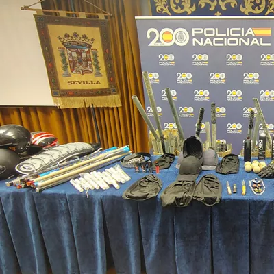 Sevilla, 18/04/2026.- La Policía Nacional ha identificado a 91 personas en el marco del dispositivo especial con motivo de la final de la Copa del Rey Mapfre que disputan este sábado en Sevilla el Atlético de Madrid y la Real Sociedad, y ha intervenido una gran cantidad de objetos contundentes entre cuchillos, palos, cadenas, pasamontañas y hasta 95 barras de hierro. EFE/Policía Nacional -SÓLO USO EDITORIAL/SOLO USO PERMITIDO PARA ILUSTRAR LA NOTICIA QUE APARECE EN EL PIE DE FOTO (CRÉDITO OBLIGATORIO)-
