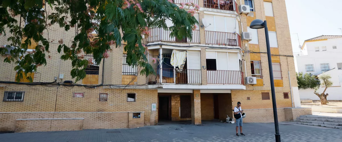 MAIRENA DEL ALJARAFE (SEVILLA), 27/06/2026.- Una mujer de 44 años ha sido encontrada muerta con heridas de arma blanca en su domicilio en Mairena del Alfarafe (Sevilla) esta medianoche, han informado a EFE fuentes de la investigación. El presunto autor, su pareja de 44 años, se encuentra hospitalizado en estado grave por heridas de arma blanca que él mismo se ha provocado. EFE/ José Manuel Vidal

