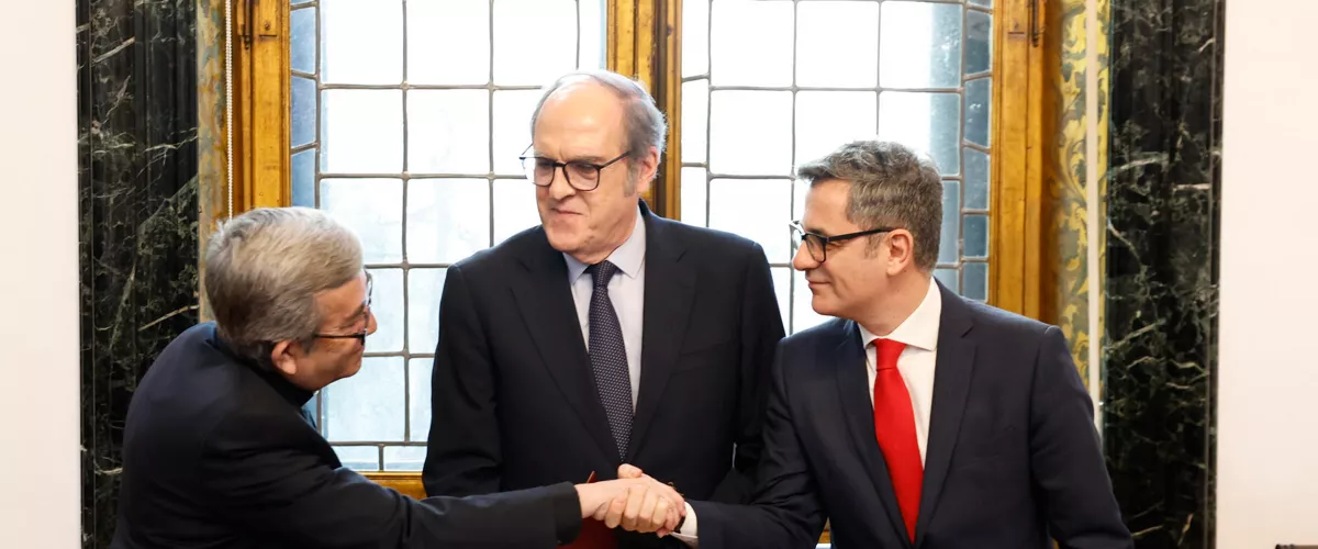 MADRID, 30/03/2026.- El ministro de la Presidencia, Félix Bolaños (d); el presidente de la Conferencia Episcopal Española (CEE), Luis Argüello (i); y el Defensor del Pueblo, Ángel Gabilondo (c); durante la firma, este lunes en Madrid, del protocolo para indemnizar a las víctimas de abusos sexuales en el ámbito de la Iglesia católica cuyos casos han prescrito. EFE/ Chema Moya
