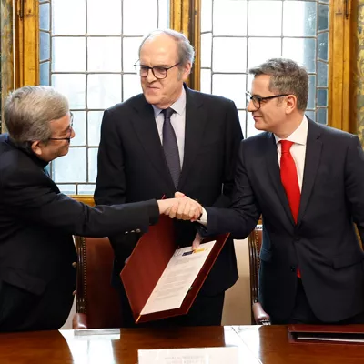 MADRID, 30/03/2026.- El ministro de la Presidencia, Félix Bolaños (d); el presidente de la Conferencia Episcopal Española (CEE), Luis Argüello (i); y el Defensor del Pueblo, Ángel Gabilondo (c); durante la firma, este lunes en Madrid, del protocolo para indemnizar a las víctimas de abusos sexuales en el ámbito de la Iglesia católica cuyos casos han prescrito. EFE/ Chema Moya
