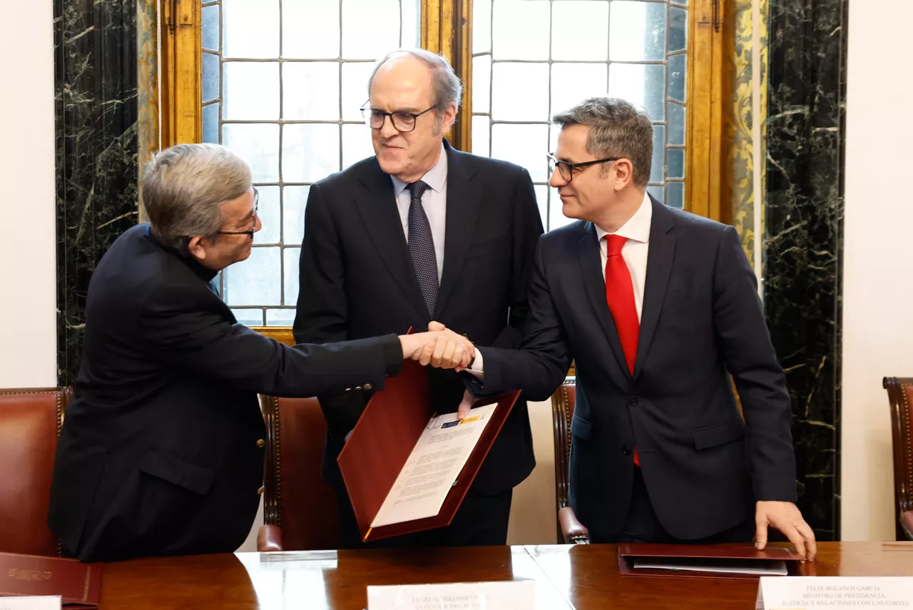 MADRID, 30/03/2026.- El ministro de la Presidencia, Félix Bolaños (d); el presidente de la Conferencia Episcopal Española (CEE), Luis Argüello (i); y el Defensor del Pueblo, Ángel Gabilondo (c); durante la firma, este lunes en Madrid, del protocolo para indemnizar a las víctimas de abusos sexuales en el ámbito de la Iglesia católica cuyos casos han prescrito. EFE/ Chema Moya
