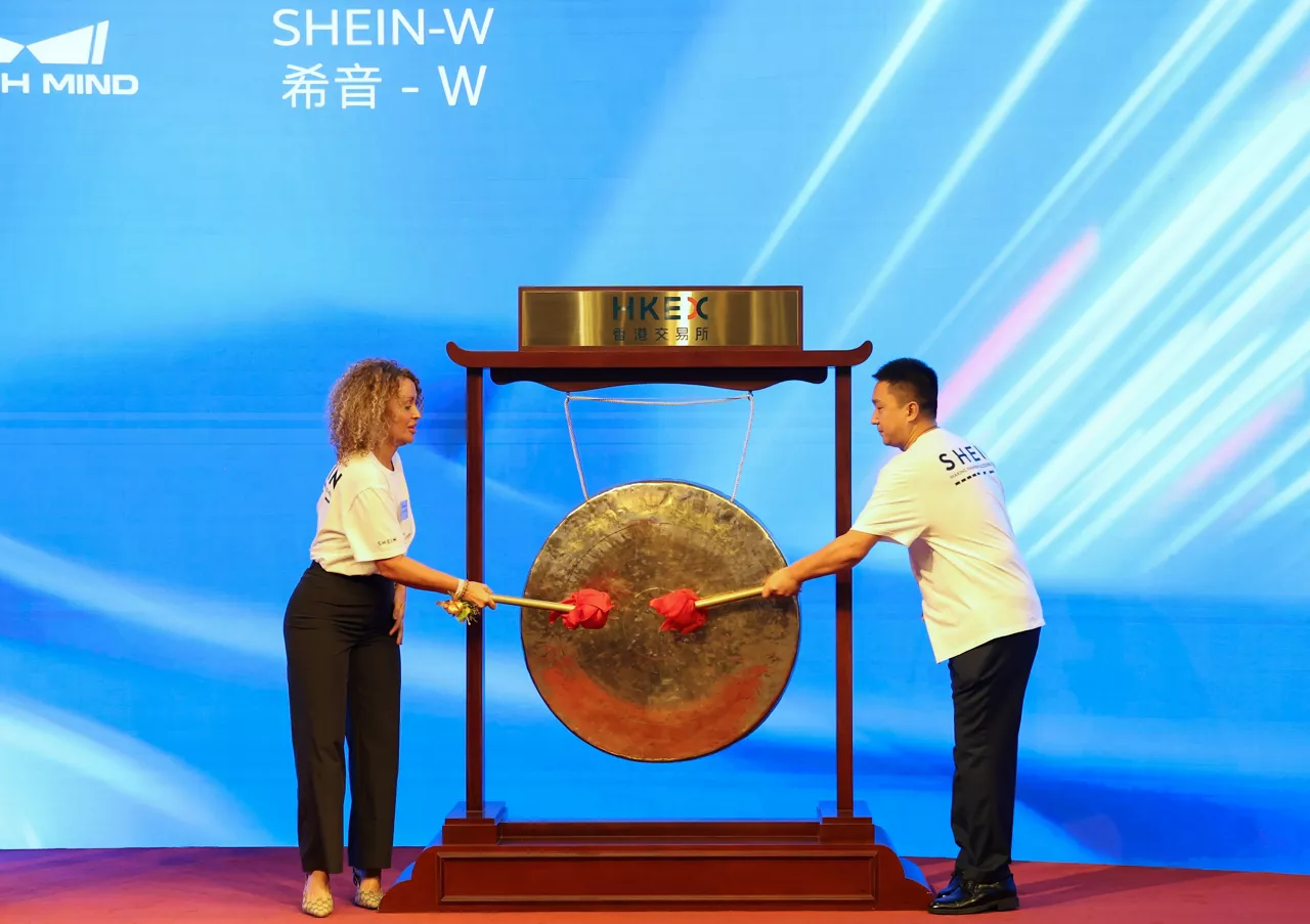HONG KONG (China), 01/09/2026.- SHEIN employees strike a gong at SHEIN's listing ceremony at the Hong Kong Exchanges and Clearing Limited (HKEX) in Hong Kong, China, 01 September 2026. EFE/EPA/MAY JAMES
