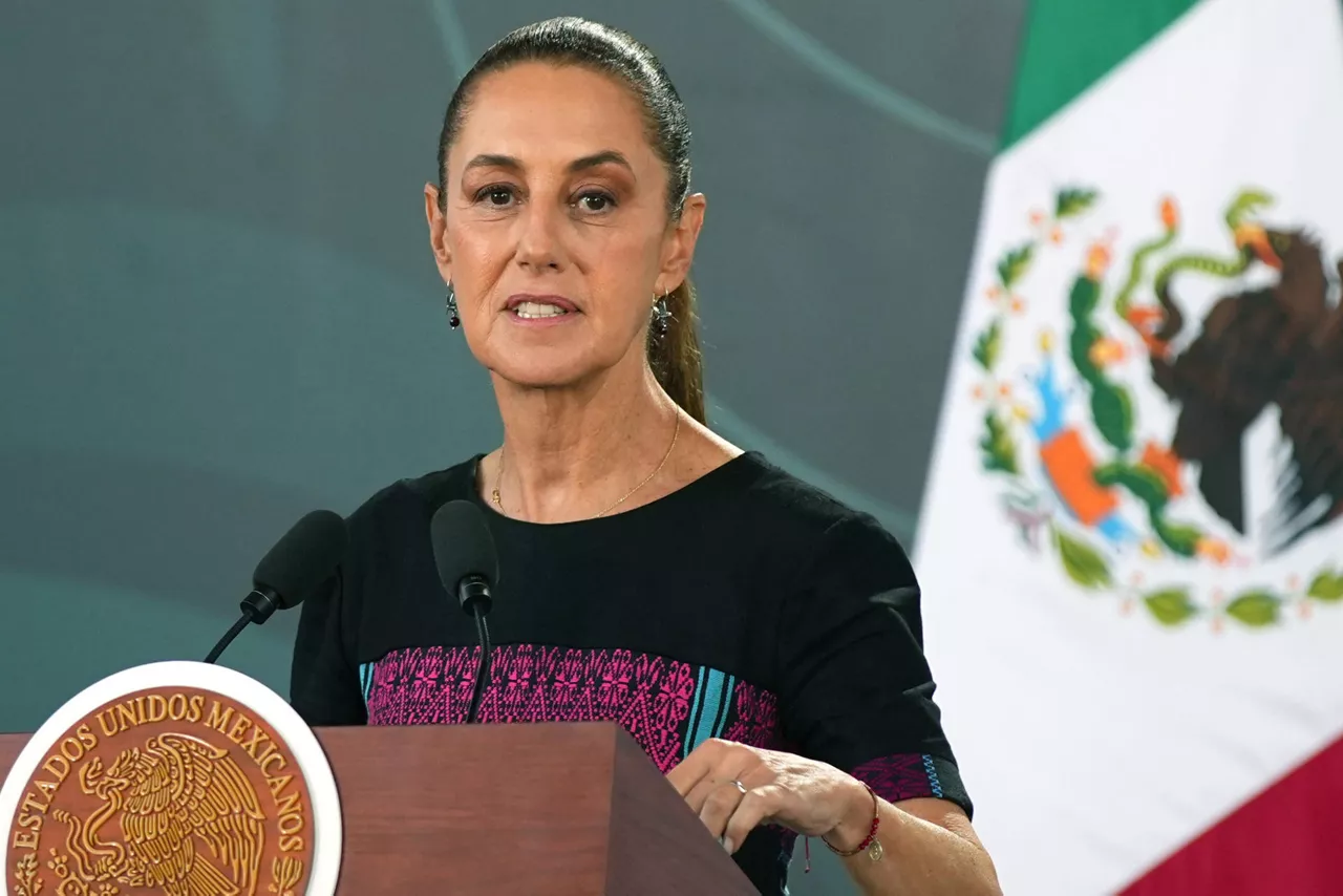MEX2288. ACAPULCO (MÉXICO), 09/01/2026.- La presidenta de México, Claudia Sheinbaum, habla durante una rueda de prensa este viernes, en la ciudad de Acapulco (México). EFE/David Guzmán
