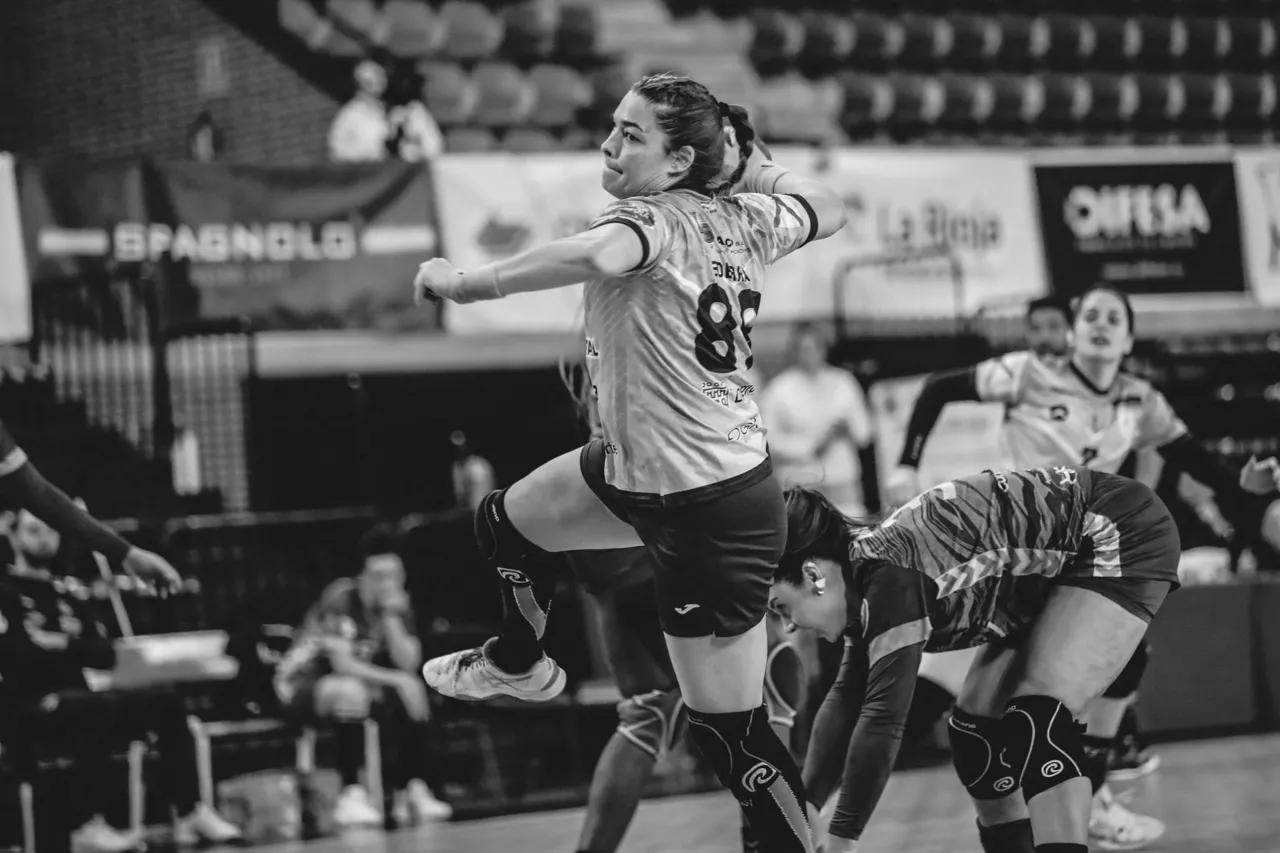 La exjugadora de balonmano Silvia Ederra disputando un partido con el Sporting La Rioja.



REMITIDA / HANDOUT por SPORTING LA RIOJA

Fotografía remitida a medios de comunicación exclusivamente para ilustrar la noticia a la que hace referencia la imagen, y citando la procedencia de la imagen en la firma

08/9/2026
