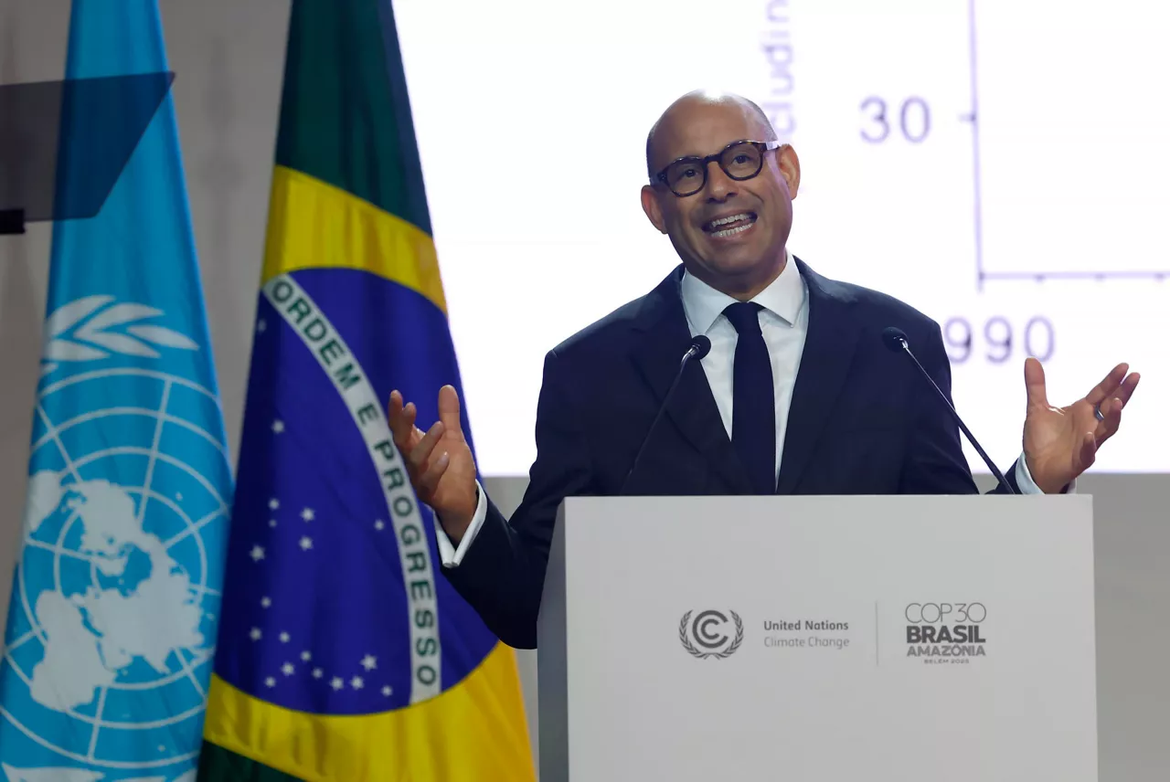 AME7616. BELÉM (BRASIL), 10/11/2025.- El secretario ejecutivo de la Convención de Naciones Unidas sobre el Cambio Climático, Simon Stiell, habla en la COP30 este lunes, en Belém (Brasil). "Es esencial obtener resultados sólidos y claros en todas estas cuestiones", afirmó Stiell en la apertura oficial de la trigésima cumbre climática de la ONU. EFE/ Antonio Lacerda
