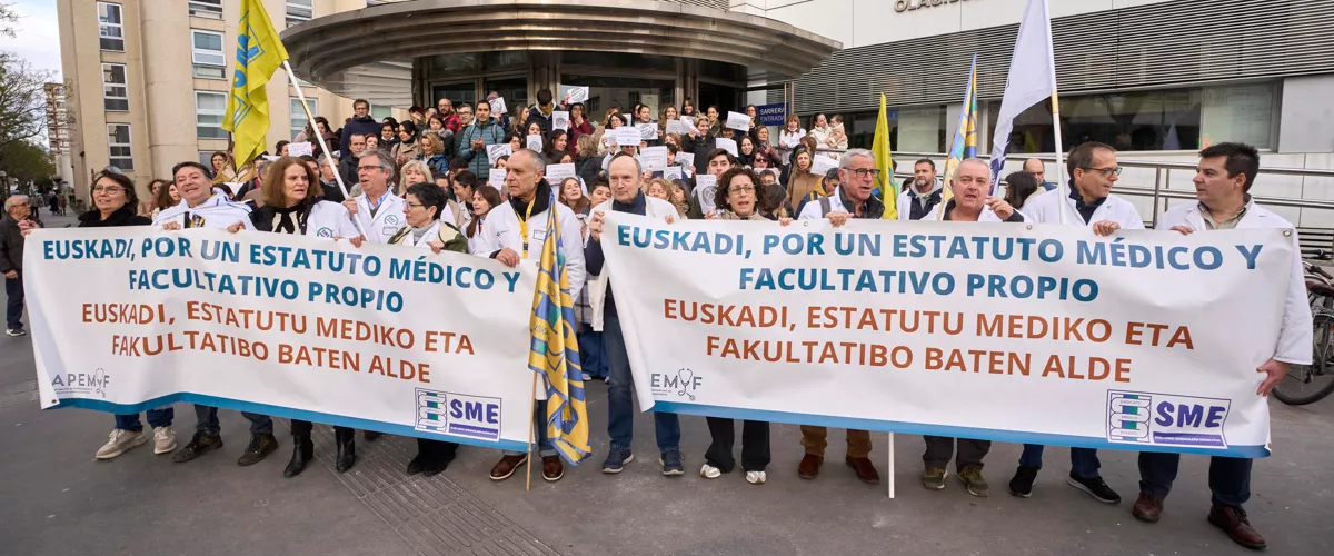 VITORIA, 15/01/2026.- El Sindicato Médico de Euskadi ha convocado este jueves una concentración en Vitoria con motivo de la huelga de facultativos para protestar contra el estatuto marco que negocia el Ministerio de Sanidad y para exigir una regulación específica para este colectivo. EFE/ L. Rico

