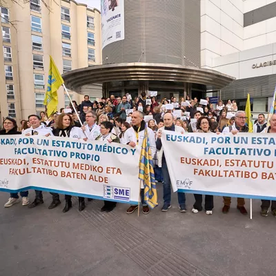 VITORIA, 15/01/2026.- El Sindicato Médico de Euskadi ha convocado este jueves una concentración en Vitoria con motivo de la huelga de facultativos para protestar contra el estatuto marco que negocia el Ministerio de Sanidad y para exigir una regulación específica para este colectivo. EFE/ L. Rico
