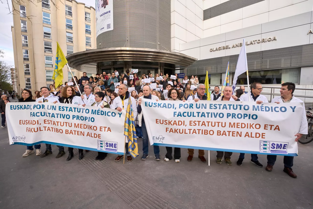 VITORIA, 15/01/2026.- El Sindicato Médico de Euskadi ha convocado este jueves una concentración en Vitoria con motivo de la huelga de facultativos para protestar contra el estatuto marco que negocia el Ministerio de Sanidad y para exigir una regulación específica para este colectivo. EFE/ L. Rico
