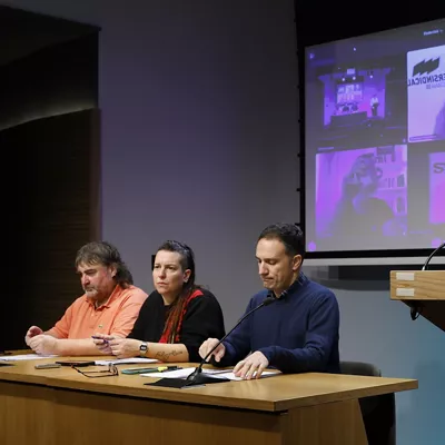 BILBAO, 27/01/2026.- Los máximos responsables de ELA y LAB, Mitxel Lakuntza (2i) y Garbiñe Aranburu (d) respectivamente, han comparecido este martes en Bilbao junto a representantes de  "sindicatos de naciones sin Estado" con motivo de la huelga general del 17 de marzo. EFE/ Miguel Toña
