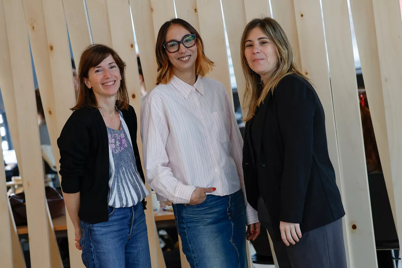 GRAFCAT6867. BARCELONA, 20/01/2026.- El equipo de sonido de la película "Sirat", Amanda Villavieja (i), Lola Casanovas (c) y Yasmina Praderas (d) durante la presentación de los nominados de los premios Gaudí donde se ha mostrado "esperanzado" con lo que pueda pasar este jueves cuando se anuncien las nominaciones a los premios Óscar, para los que es precandidata en cinco categorías, entre ellas mejor película extranjera, fotografía y sonido. EFE/Toni Albir
