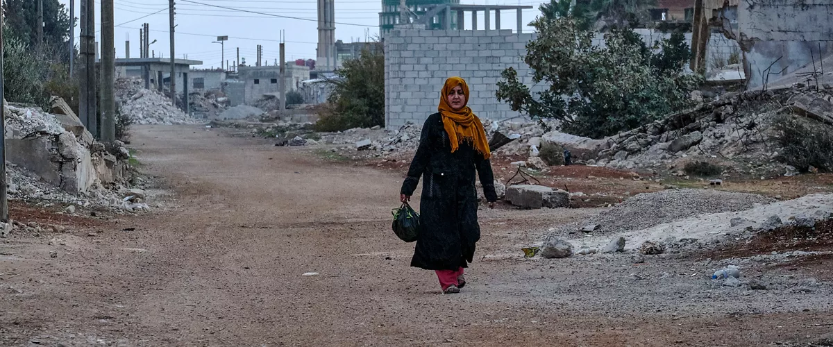 BUWAIDAH AL SHARQUIYAH (SIRIA), 08/12/2025.- Desde la caída de Bachar al Asad hace un año, la destruida aldea siria de Buwaidah al Sharqiyah ha recuperado a buena parte de los vecinos que huyeron durante la guerra civil, quienes ahora han preferido cambiar los campos de refugiados por tiendas de campaña en su propia tierra. Según datos de la ONU, unos dos millones de desplazados internos han regresado a sus zonas de origen en Siria tras el cambio en el poder y más de un millón de refugiados han retornado desde otros países, pese al proceso de reconstrucción aún pendiente y a la escasez de servicios básicos. EFE/Edgar Gutiérrez
