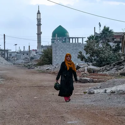 BUWAIDAH AL SHARQUIYAH (SIRIA), 08/12/2025.- Desde la caída de Bachar al Asad hace un año, la destruida aldea siria de Buwaidah al Sharqiyah ha recuperado a buena parte de los vecinos que huyeron durante la guerra civil, quienes ahora han preferido cambiar los campos de refugiados por tiendas de campaña en su propia tierra. Según datos de la ONU, unos dos millones de desplazados internos han regresado a sus zonas de origen en Siria tras el cambio en el poder y más de un millón de refugiados han retornado desde otros países, pese al proceso de reconstrucción aún pendiente y a la escasez de servicios básicos. EFE/Edgar Gutiérrez
