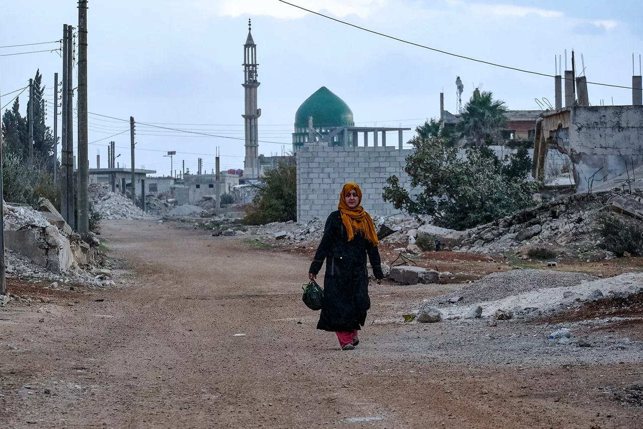 BUWAIDAH AL SHARQUIYAH (SIRIA), 08/12/2025.- Desde la caída de Bachar al Asad hace un año, la destruida aldea siria de Buwaidah al Sharqiyah ha recuperado a buena parte de los vecinos que huyeron durante la guerra civil, quienes ahora han preferido cambiar los campos de refugiados por tiendas de campaña en su propia tierra. Según datos de la ONU, unos dos millones de desplazados internos han regresado a sus zonas de origen en Siria tras el cambio en el poder y más de un millón de refugiados han retornado desde otros países, pese al proceso de reconstrucción aún pendiente y a la escasez de servicios básicos. EFE/Edgar Gutiérrez
