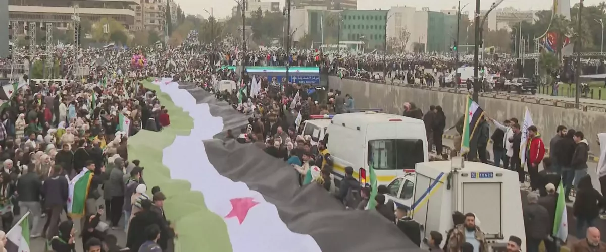Miles de personas salen a la calle en el primer aniversario de la caída del dictador El Asad