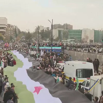 Miles de personas salen a la calle en el primer aniversario de la caída del dictador El Asad