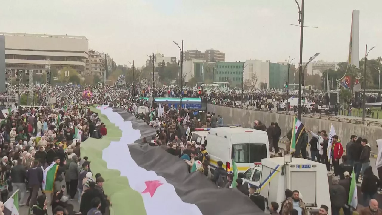 Miles de personas salen a la calle en el primer aniversario de la caída del dictador El Asad