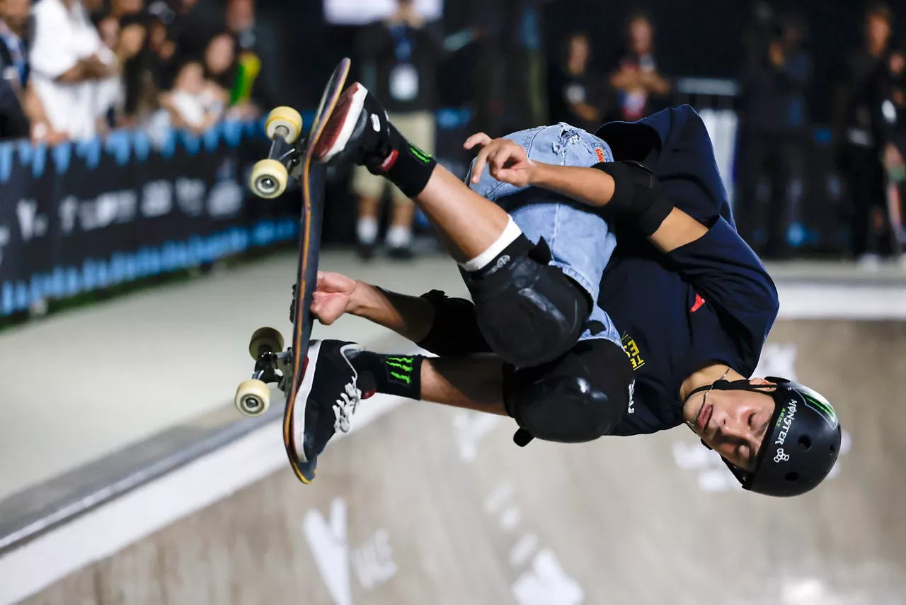 AME2100. SAO PAULO (BRASIL), 08/03/2026.- El español Egoitz Bijueska compite en la final de la categoría ‘Park’ del Campeonato Mundial de patinaje en tabla este domingo, en el Parque Candido Portinari, en São Paulo (Brasil). EFE/ Sebastiao Moreira

