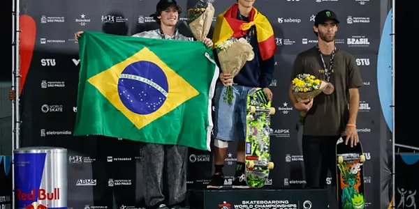 Bijueska, podiumean, Konigekin eta Tom Schaarekin.  Argazkia: EFE