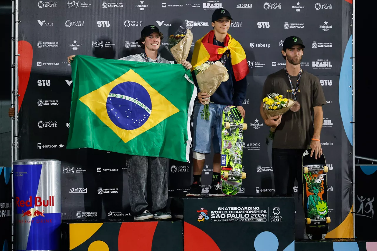 Egoitz Bijueska, podiumean, Konigekin eta Schaarekin. Argazkia: EFE