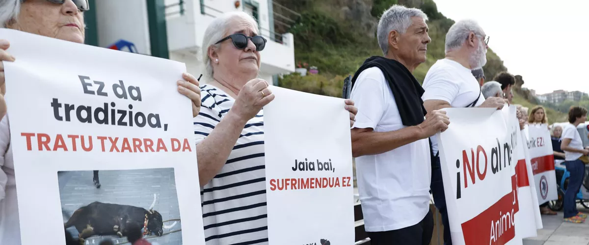 GETXO (BIZKAIA), 14/08/2026.- La asociación vecinal Sokamuturra Ez ha celebrado este viernes una manifestación de rechazo coincidiendo con la celebración de la 'sokamuturra' dentro del programa festivo de Algorta (Bizkaia), para reivindicar unas fiestas sin sufrimiento animal. EFE/ Miguel Toña
