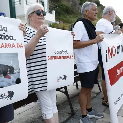 GETXO (BIZKAIA), 14/08/2026.- La asociación vecinal Sokamuturra Ez ha celebrado este viernes una manifestación de rechazo coincidiendo con la celebración de la 'sokamuturra' dentro del programa festivo de Algorta (Bizkaia), para reivindicar unas fiestas sin sufrimiento animal. EFE/ Miguel Toña
