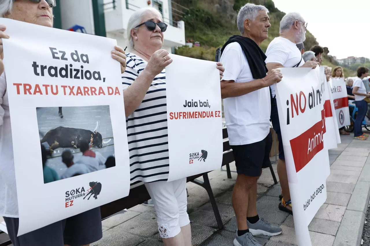 GETXO (BIZKAIA), 14/08/2026.- La asociación vecinal Sokamuturra Ez ha celebrado este viernes una manifestación de rechazo coincidiendo con la celebración de la 'sokamuturra' dentro del programa festivo de Algorta (Bizkaia), para reivindicar unas fiestas sin sufrimiento animal. EFE/ Miguel Toña
