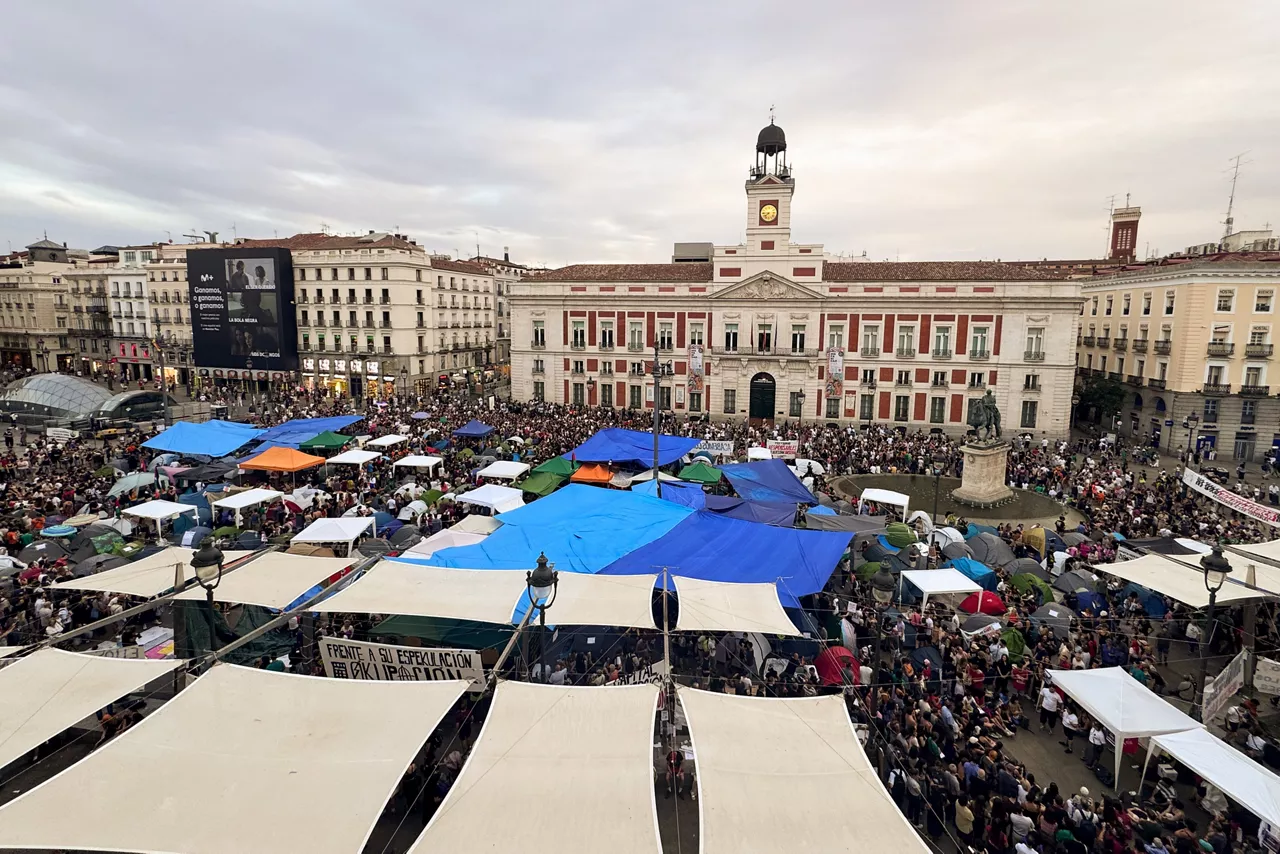 FOTODELDÍA MADRID, 27/09/2026.-Cientos de acampados en la Puerta del Sol convocados por el Sindicato de Inquilinas se preparan este domingo para dormir una segunda noche, y las que hagan falta, en tiendas de campaña, hasta que el Gobierno apruebe el real decreto 'Maricarmen' que debe incluir, entre otras medidas, contratos indefinidos de alquiler.- EFE/ Borja Sánchez-Trillo
