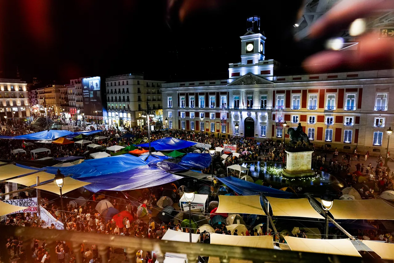 MADRID, 27/09/2026.-Cientos de acampados en la Puerta del Sol convocados por el Sindicato de Inquilinas se preparan este domingo para dormir una segunda noche, y las que hagan falta, en tiendas de campaña, hasta que el Gobierno apruebe el real decreto 'Maricarmen' que debe incluir, entre otras medidas, contratos indefinidos de alquiler.- EFE/ Borja Sánchez-Trillo
