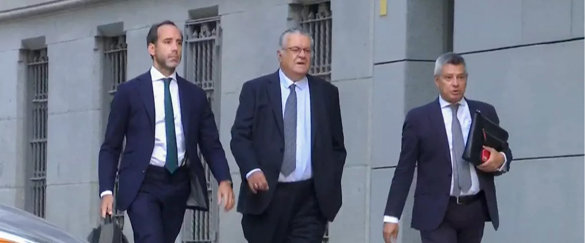 MADRID, 07/09/2026.- La investigación a José Luis Rodríguez Zapatero por el caso Plus Ultra se reanuda en la Audiencia Nacional con la declaración del presidente de la aerolínea, Julio Martínez Sola (c), quien presentó un escrito de colaboración en el que apuntó a la "pretensión de cobrar" del expresidente a la hora de conseguir el préstamo para la compañía.El expresidente de Plus Ultra declara que asumió que el pago del 1 % iba para Zapatero.- EFETV
