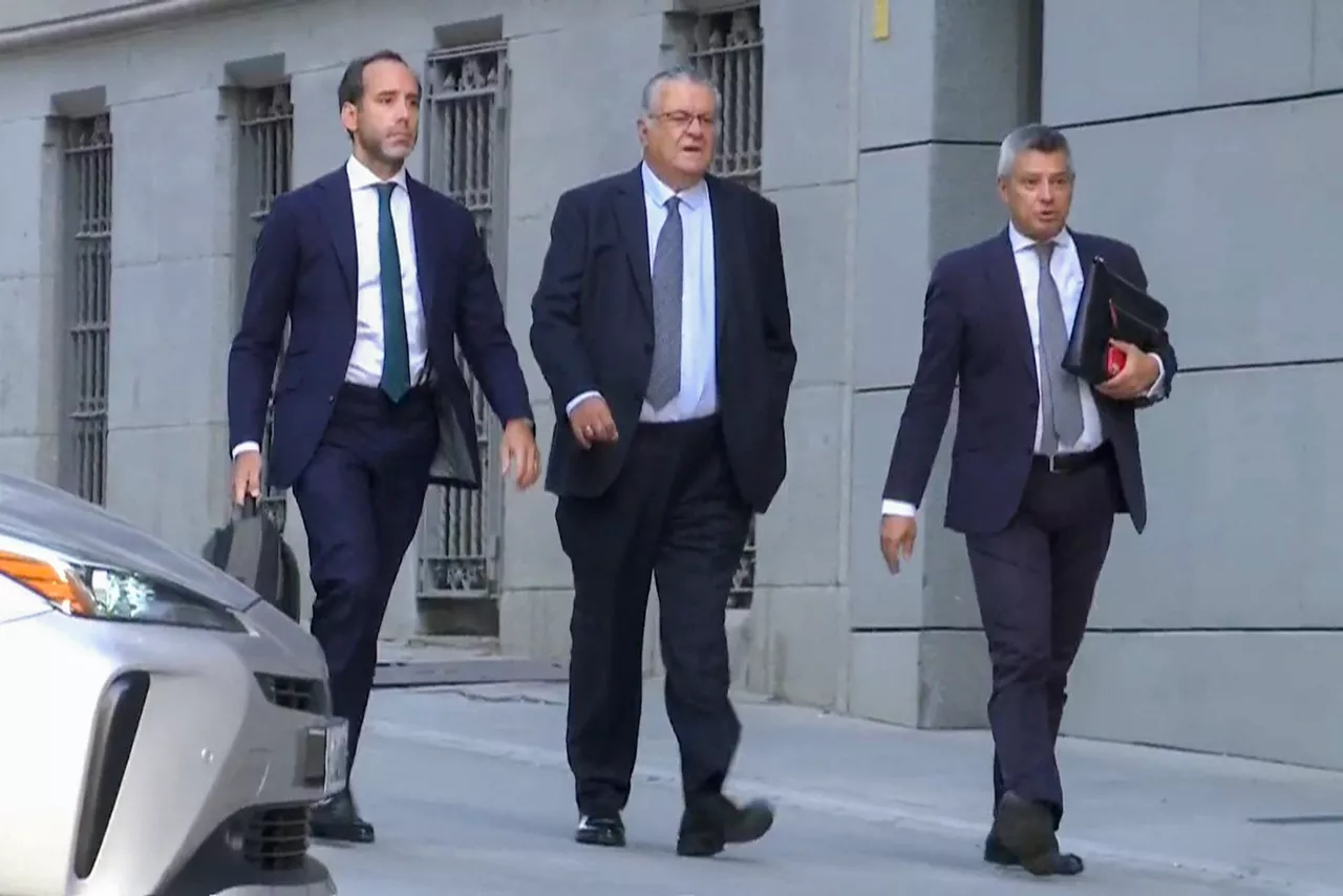 MADRID, 07/09/2026.- La investigación a José Luis Rodríguez Zapatero por el caso Plus Ultra se reanuda en la Audiencia Nacional con la declaración del presidente de la aerolínea, Julio Martínez Sola (c), quien presentó un escrito de colaboración en el que apuntó a la "pretensión de cobrar" del expresidente a la hora de conseguir el préstamo para la compañía.El expresidente de Plus Ultra declara que asumió que el pago del 1 % iba para Zapatero.- EFETV
