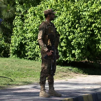ISLAMABAD (Pakistan), 20/04/2026.- A Pakistani Army soldier stands guard on a road leading to the red zone where most of the diplomatic missions and government offices are situated, including the venue of the expected second round of peace talks between the USA and Iran, in Islamabad, Pakistan, 20 April 2026. Islamabad is under tight security, with major roads sealed and public transport suspended as Pakistan prepares to host a possible second round of US-Iran peace talks. EFE/EPA/SOHAIL SHAHZAD
