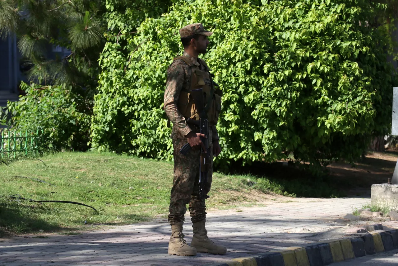 ISLAMABAD (Pakistan), 20/04/2026.- A Pakistani Army soldier stands guard on a road leading to the red zone where most of the diplomatic missions and government offices are situated, including the venue of the expected second round of peace talks between the USA and Iran, in Islamabad, Pakistan, 20 April 2026. Islamabad is under tight security, with major roads sealed and public transport suspended as Pakistan prepares to host a possible second round of US-Iran peace talks. EFE/EPA/SOHAIL SHAHZAD
