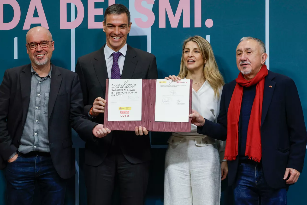 FOTODELDIA MADRID, 16/02/2026.- El presidente del Gobierno, Pedro Sánchez (i), y la vicepresidenta segunda y ministra de Trabajo y Economía Social, Yolanda Díaz (d), junto a los secretarios generales de CCOO y UGt Unai Sordo (i) y Pepe Álvarez (d) durante la firma del acuerdo por el que el Gobierno y los sindicatos CCOO y UGT firman el acuerdo para subir el salario mínimo interprofesional (SMI) un 3,1 % en 2026, hasta 1.221 euros brutos mensuales en catorce pagas, este lunes, en Madrid. EFE/ J.J. Guillén
