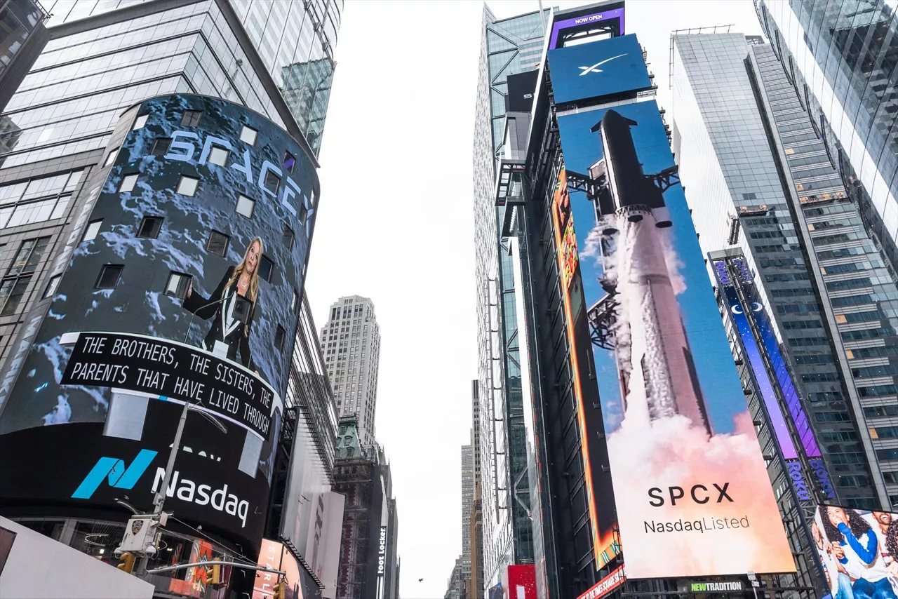 (Foto de ARCHIVO)

June 12, 2026, New York, USA: Projected on screen in Times Square, Gwynne Shotwell, president of SpaceX before the start of NASDAQ opening bell. SpaceX (SPCX) made its historic debut opening at $150 per share. The company raised about $75 billion giving it an anticipated market capitalization of $1.77 trillion. On paper, CEO Elon Musk became the world's first trillionaire.,Image: 1109721131, License: Rights-managed, Restrictions: , Model Release: no  , Credit line: Lev Radin / Zuma Press / Europa Press
Editorial licence valid only for Spain and 3 MONTHS from the date of the image, then delete it from your archive. For non-editorial and non-licensed use, please contact EUROPA PRESS.



Lev Radin / Zuma Press / Europa Press  / EUROPA PRESS

12/6/2026
